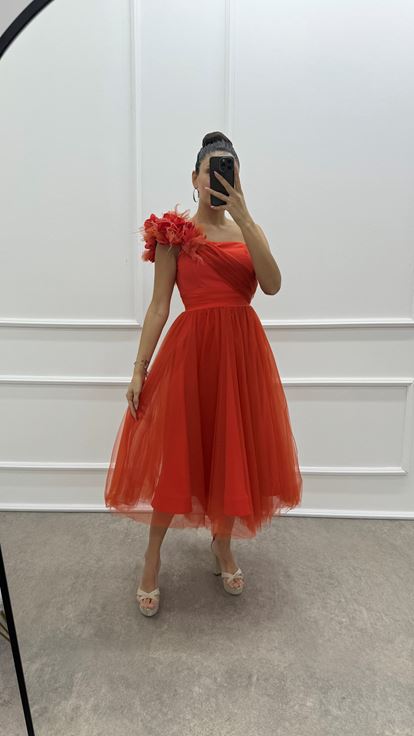 فستان من التول بتصميم تفاصيل الأزهار مكشوف الكتفين باللون البرتقالي