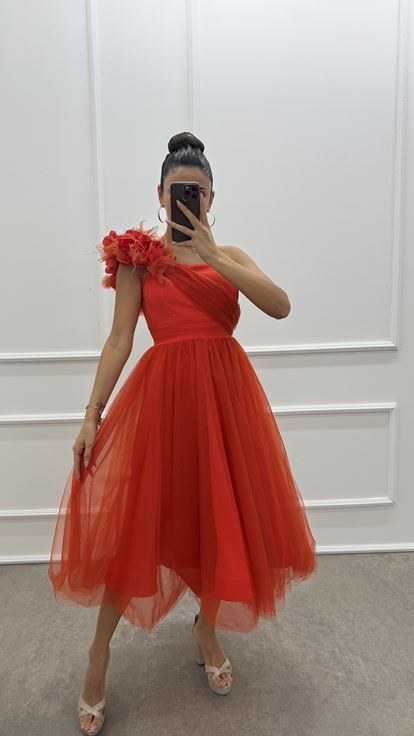 فستان من التول بتصميم تفاصيل الأزهار مكشوف الكتفين باللون البرتقالي