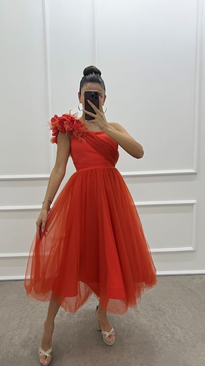 فستان من التول بتصميم تفاصيل الأزهار مكشوف الكتفين باللون البرتقالي