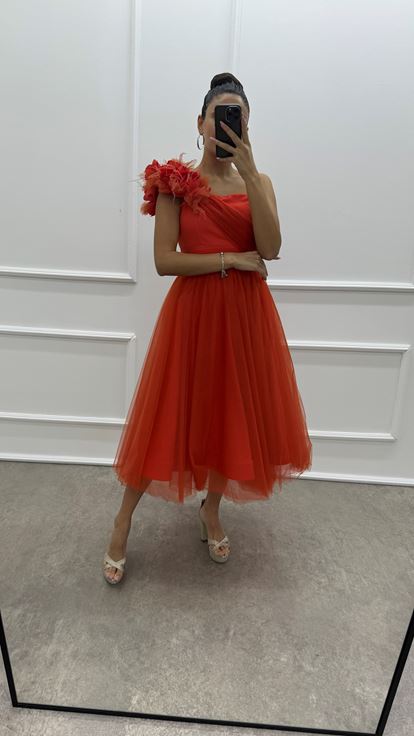 فستان من التول بتصميم تفاصيل الأزهار مكشوف الكتفين باللون البرتقالي