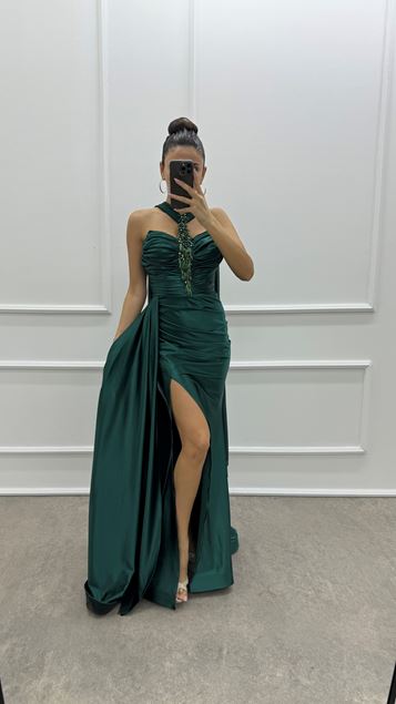 Smaragdgrünes Satin-Abendkleid im Cape-Design mit Ausschnittdetail