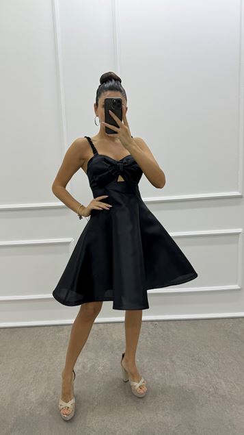 Siyah Göğsü Fiyonk Tasarım Mini Saten Elbise