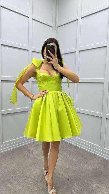 Yeşil Boyun Detay Eteği Pileli Tasarım Elbise