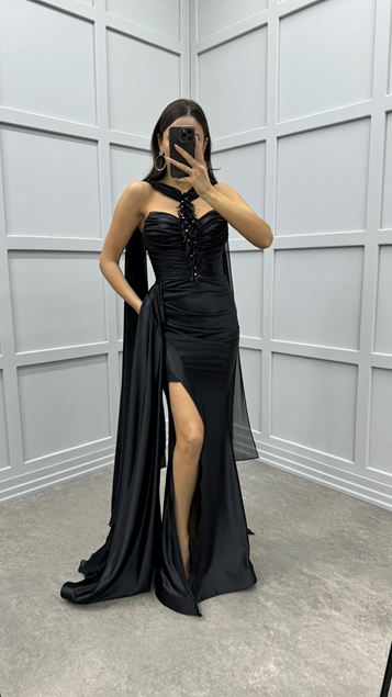 Siyah Boyun Detay Pelerinli Tasarım Saten Abiye Elbise