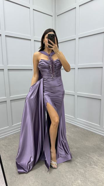 Détail du cou Cape Design Satin Robe de soirée