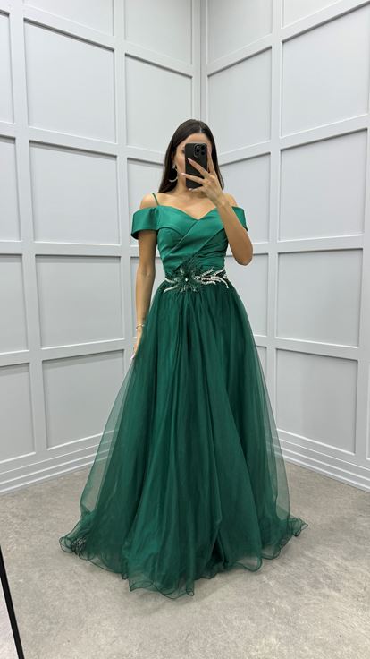 Vestido de noche de tul de tul con diseño de broche de plumas de cuello de barco verde esmeralda