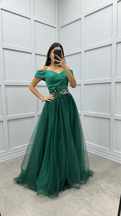 Vestido de noche de tul de tul con diseño de broche de plumas de cuello de barco verde esmeralda