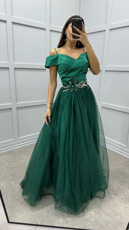 Vestido de noche de tul de tul con diseño de broche de plumas de cuello de barco verde esmeralda