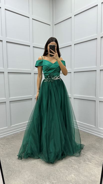 Vestido de noche de tul de tul con diseño de broche de plumas de cuello de barco verde esmeralda