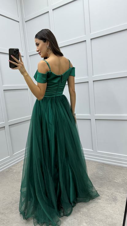 Vestido de noche de tul de tul con diseño de broche de plumas de cuello de barco verde esmeralda