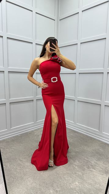 Kırmızı Omuzu Volanlı Kemerli Tasarım Abiye Elbise