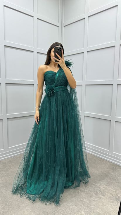 Vestido de noche verde esmeralda con diseño de detalle de plumas en el hombro y la cintura