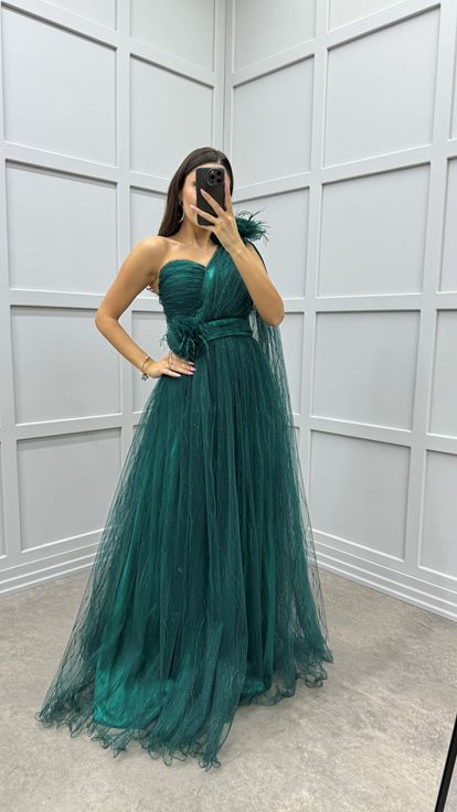 Vestido de noche verde esmeralda con diseño de detalle de plumas en el hombro y la cintura