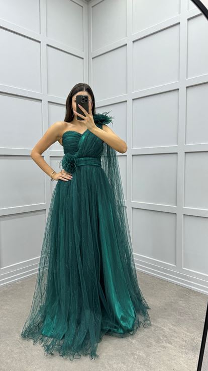 Vestido de noche verde esmeralda con diseño de detalle de plumas en el hombro y la cintura