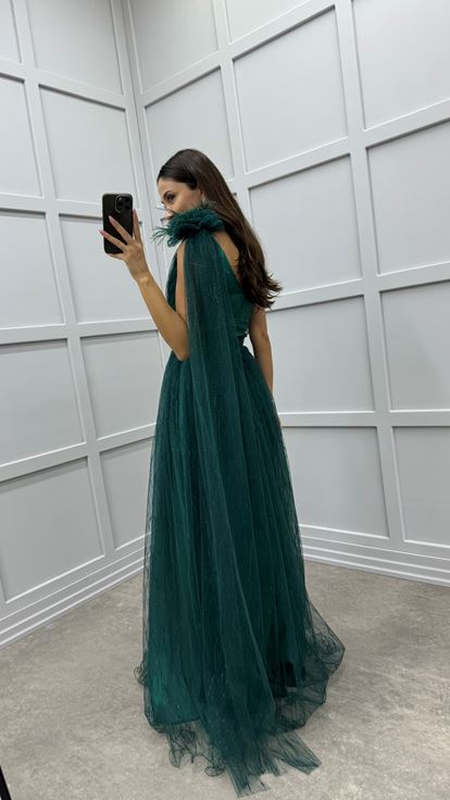 Vestido de noche verde esmeralda con diseño de detalle de plumas en el hombro y la cintura