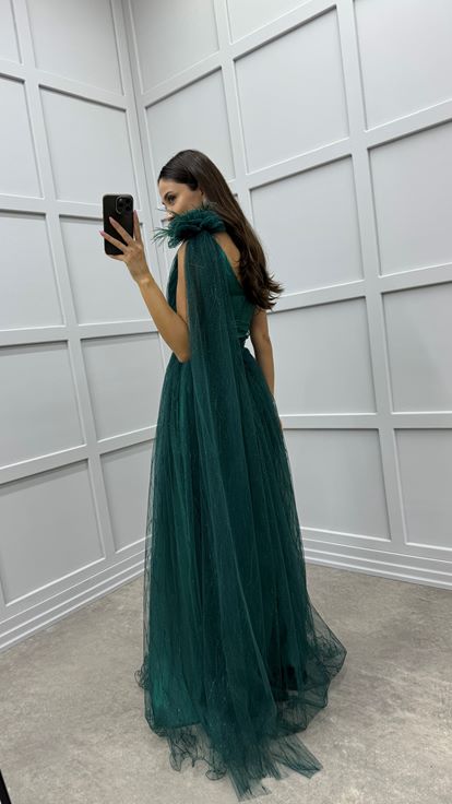Vestido de noche verde esmeralda con diseño de detalle de plumas en el hombro y la cintura
