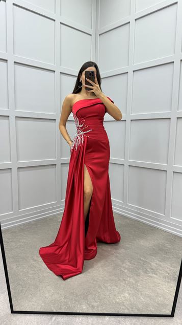 Robe de soirée en satin à la taille de la pierre à col bateau rouge