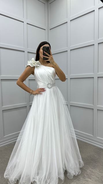 Weißes Tüllkleid mit Volantdetail und Gürteldesign an den Schultern