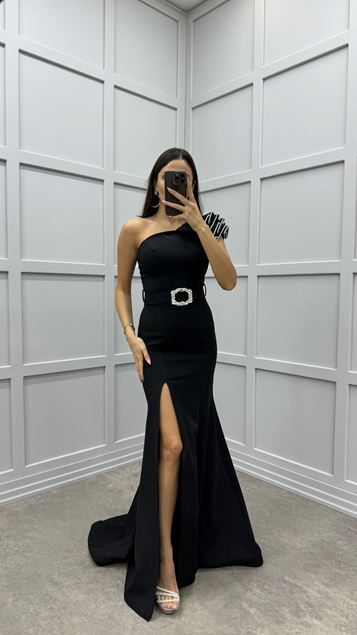 Schwarzes Abendkleid im Volant-Design mit Gürtel