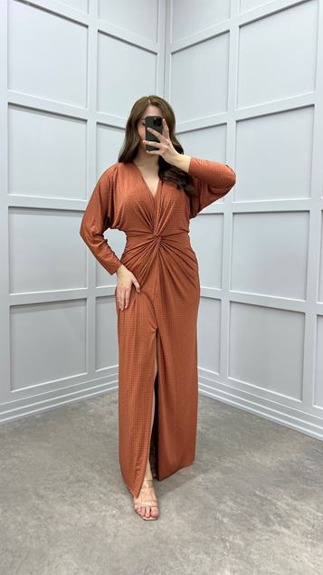 Kleid in Übergröße mit gefliestem, gepunktetem, besticktem Taillendetail