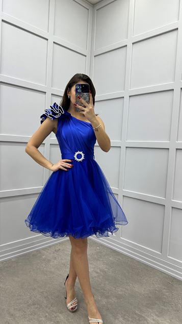 فستان من التول بتصميم بحزام وتفاصيل كتف ساكس