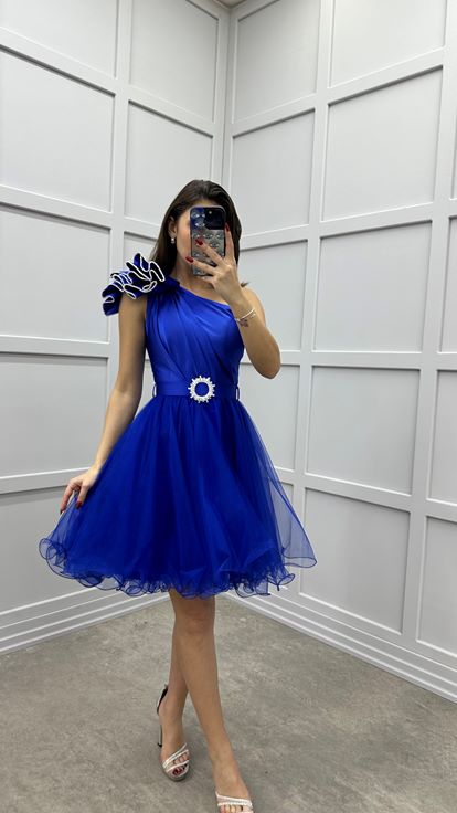 Saks Omuzu Volan Detay Kemerli Tasarım Tül Elbise