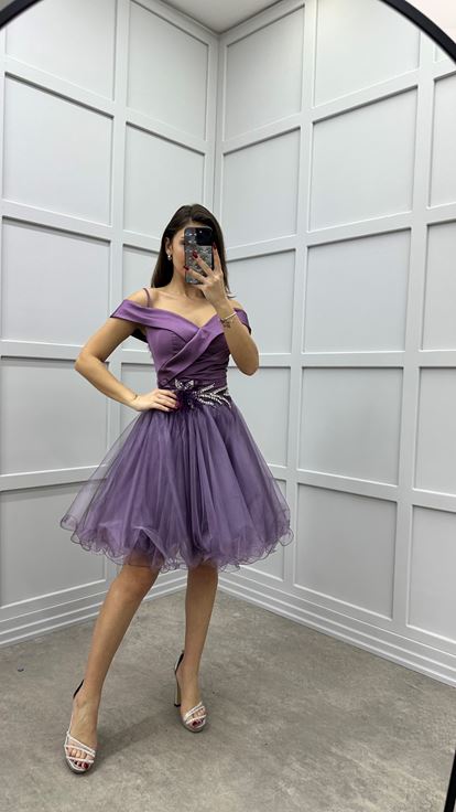Lila Kayık Yaka Beli Tüy Broşlu Tasarım Tül Elbise