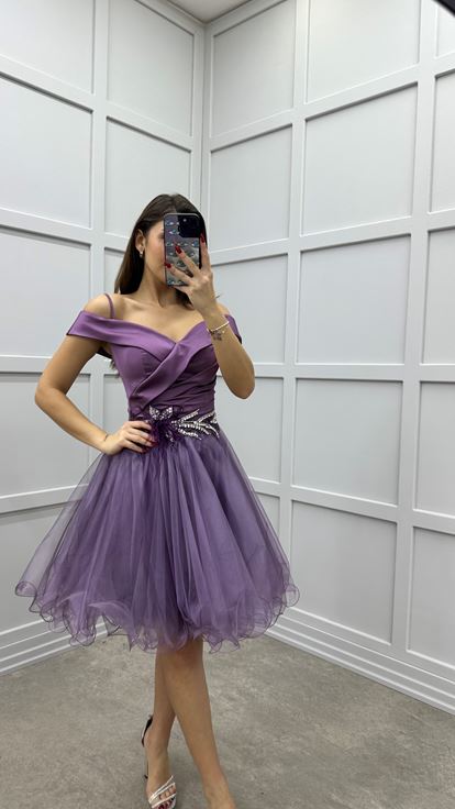 Lila Kayık Yaka Beli Tüy Broşlu Tasarım Tül Elbise