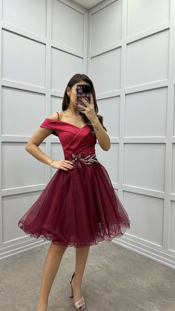 فستان من التول بتصميم بروش على الخصر ورقبة القارب باللون العنابي