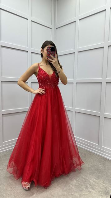 Vestido de noche de tul con detalle de pecho con correa de cuerda