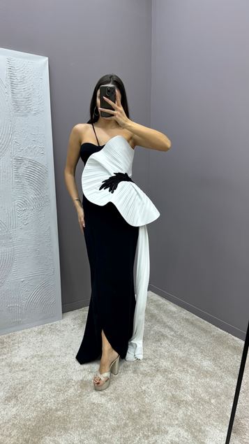 Schwarzes, trägerloses Abendkleid mit Taillendetails