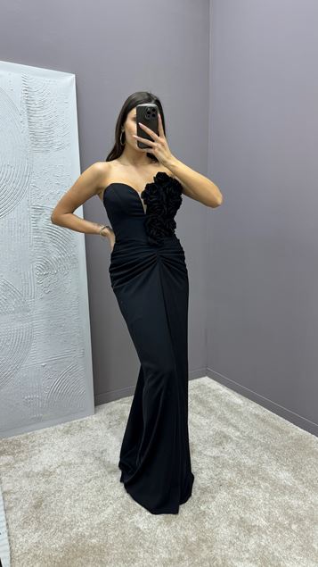 Siyah Straplez Gül Detay Drapeli Tasarım Abiye Elbise