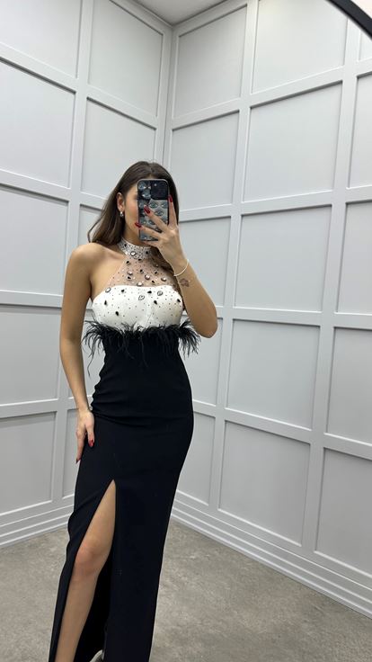 Siyah Boyun Detay Beli Tüy Tasarım Elbise