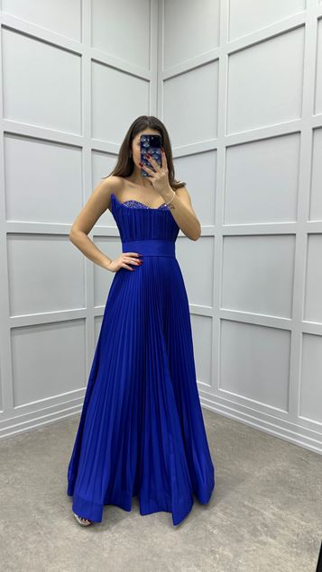 Trägerloses Saks-Kleid mit besticktem Plissee-Design auf der Brust