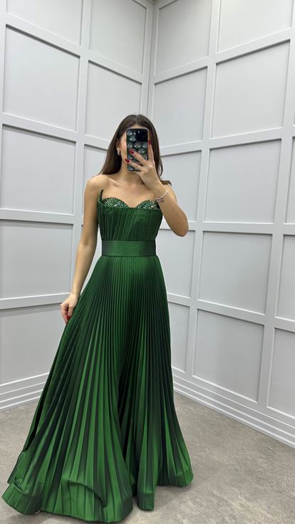 Vestido de diseño plisado bordado en el pecho sin tirantes verde esmeralda