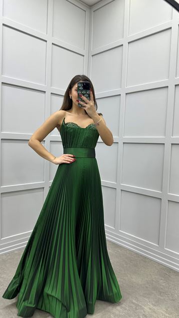 Zümrüt Yeşili Straplez Göğsü İşlemeli Pliseli Tasarım Elbise