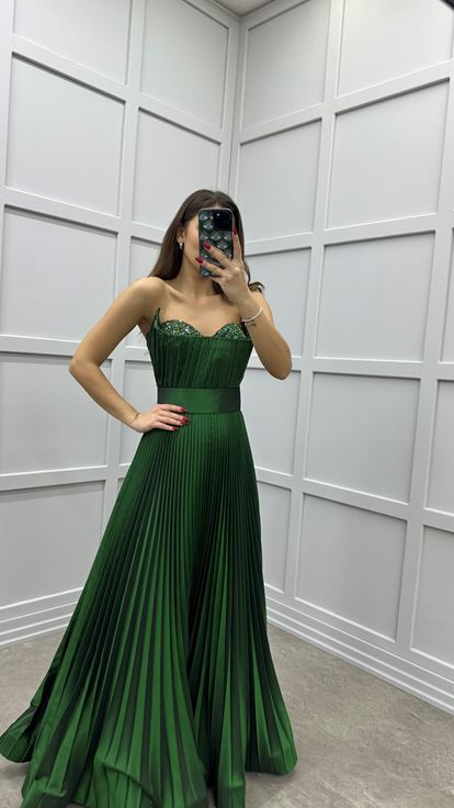 Vestido de diseño plisado bordado en el pecho sin tirantes verde esmeralda