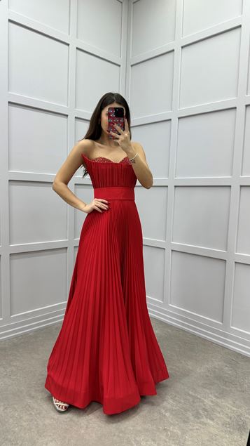 Kırmızı Straplez Göğsü İşlemeli Pliseli Tasarım Elbise