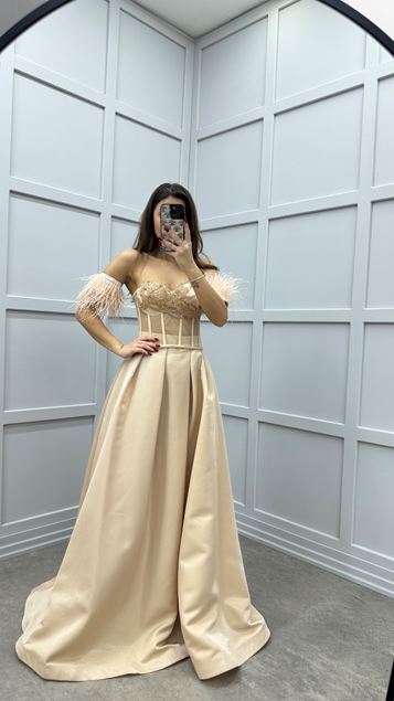 Bej Göğsü İşlemeli Transparan Detay Tüylü Tasarım Abiye Elbise