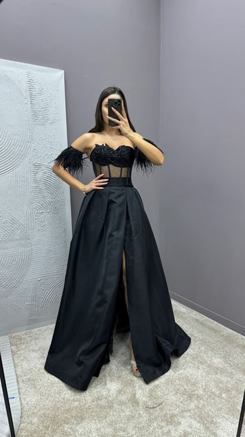Siyah Göğsü İşlemeli Transparan Detay Tüylü Tasarım Abiye Elbise