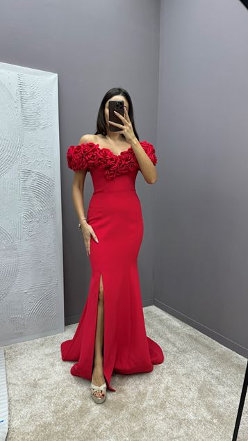 Vestido de noche de diseño de abertura con detalle de rosa en el pecho rojo