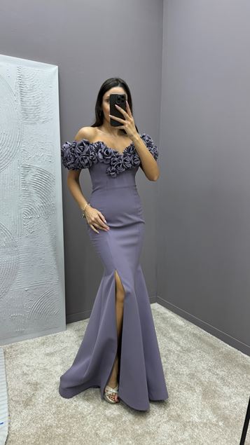 Vestido de noche de diseño de abertura con detalle rosa en el pecho lila