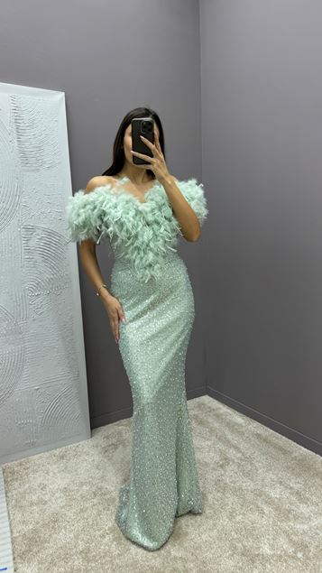 Mintgrünes, trägerloses, mit Federn verziertes Abendkleid