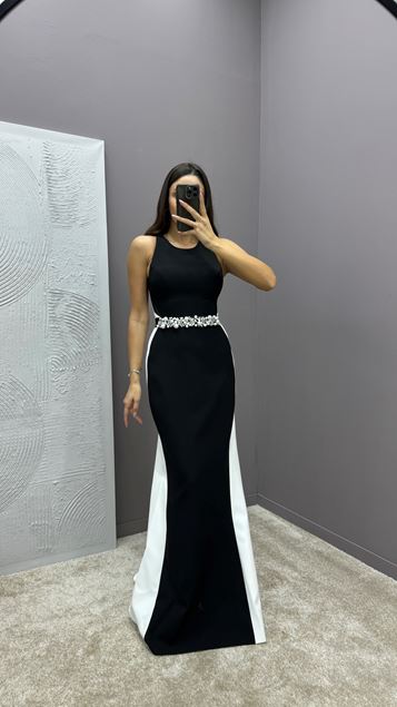 Vestido de noche negro con detalle de piedra en la cintura