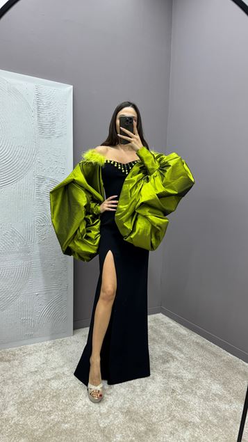 Grünes Abendkleid mit Federdetail und Fledermausmuster auf der Brust