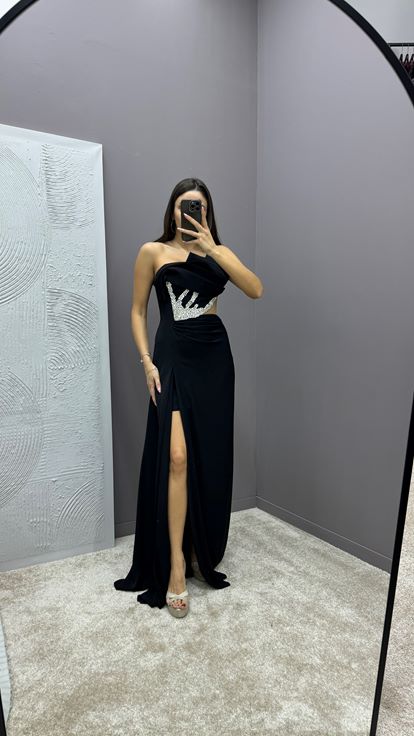 فستان أسود بكتف واحد مع تفاصيل تطريز شفافة عند الخصر