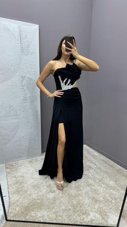 فستان أسود بكتف واحد مع تفاصيل تطريز شفافة عند الخصر