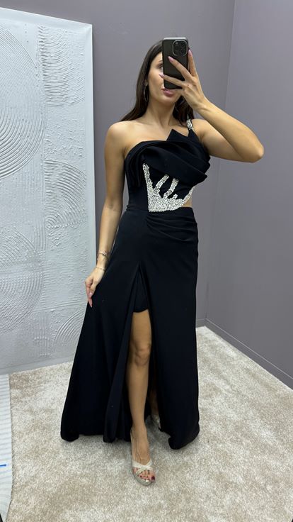 فستان أسود بكتف واحد مع تفاصيل تطريز شفافة عند الخصر