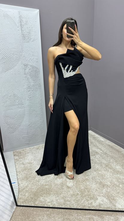 فستان أسود بكتف واحد مع تفاصيل تطريز شفافة عند الخصر