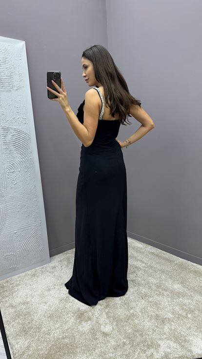 فستان أسود بكتف واحد مع تفاصيل تطريز شفافة عند الخصر